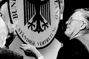 Ständige Vertretung der Bundesrepublik in Ost-Berlin stellt Tätigkeit ein: Der Leiter Franz Bertele schraubt das Schild von dem Dienstgebäude ab; Aufnahme 2. Oktober 1990