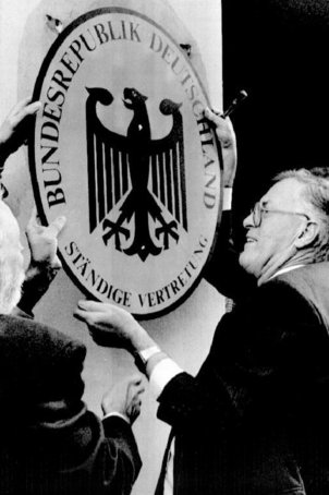 Ständige Vertretung der Bundesrepublik in Ost-Berlin stellt Tätigkeit ein: Der Leiter Franz Bertele schraubt das Schild von dem Dienstgebäude ab; Aufnahme 2. Oktober 1990