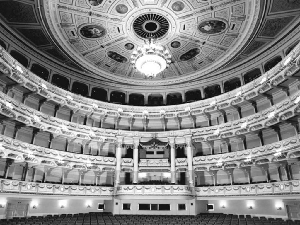Semperoper in Dresden: Der Zuschauerraum nach der aufwendigen Restaurierung; 9. Februar 1985
