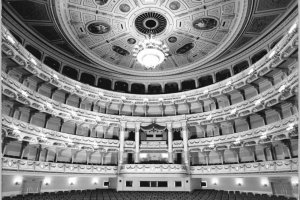 Semperoper in Dresden: Der Zuschauerraum nach der aufwendigen Restaurierung; 9. Februar 1985