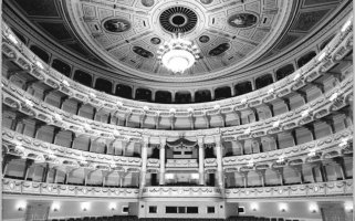 Semperoper in Dresden: Der Zuschauerraum nach der aufwendigen Restaurierung; 9. Februar 1985