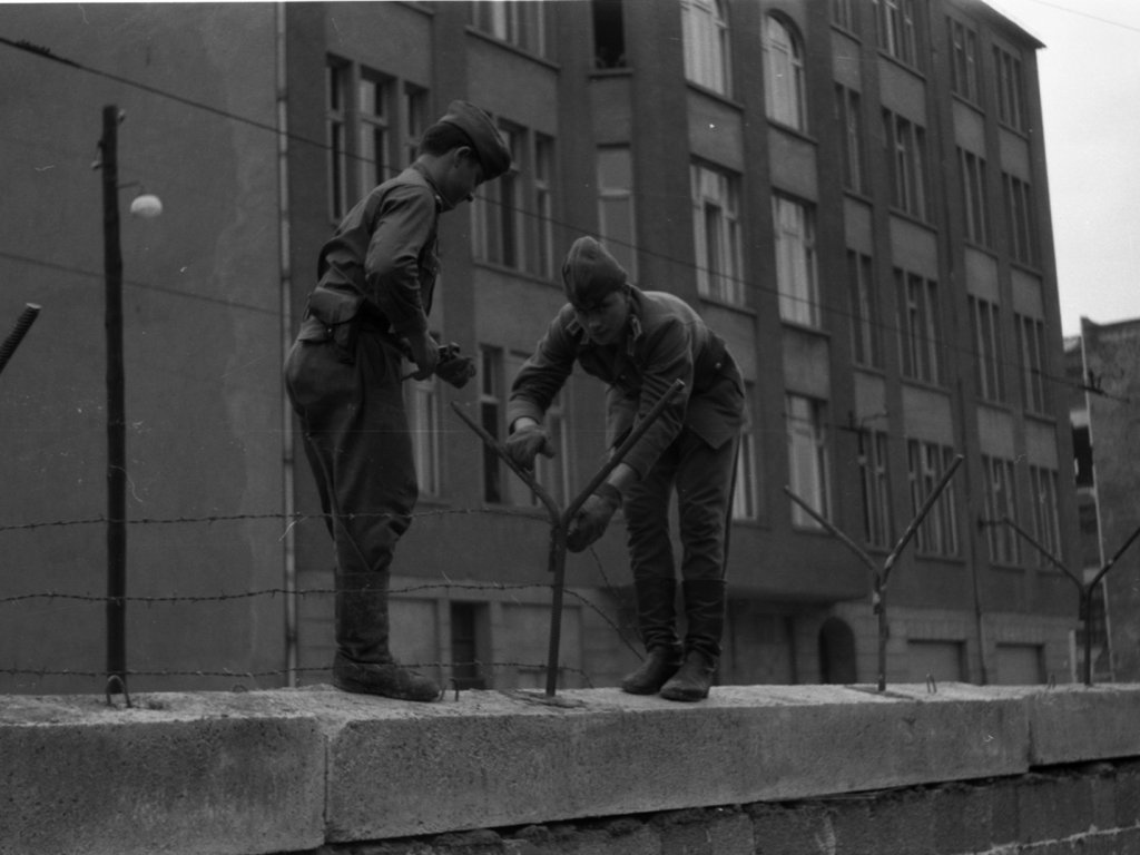 Grenzpolizisten bringen „Abweiser“ auf der Mauerkrone an; Aufnahmedatum unbekannt