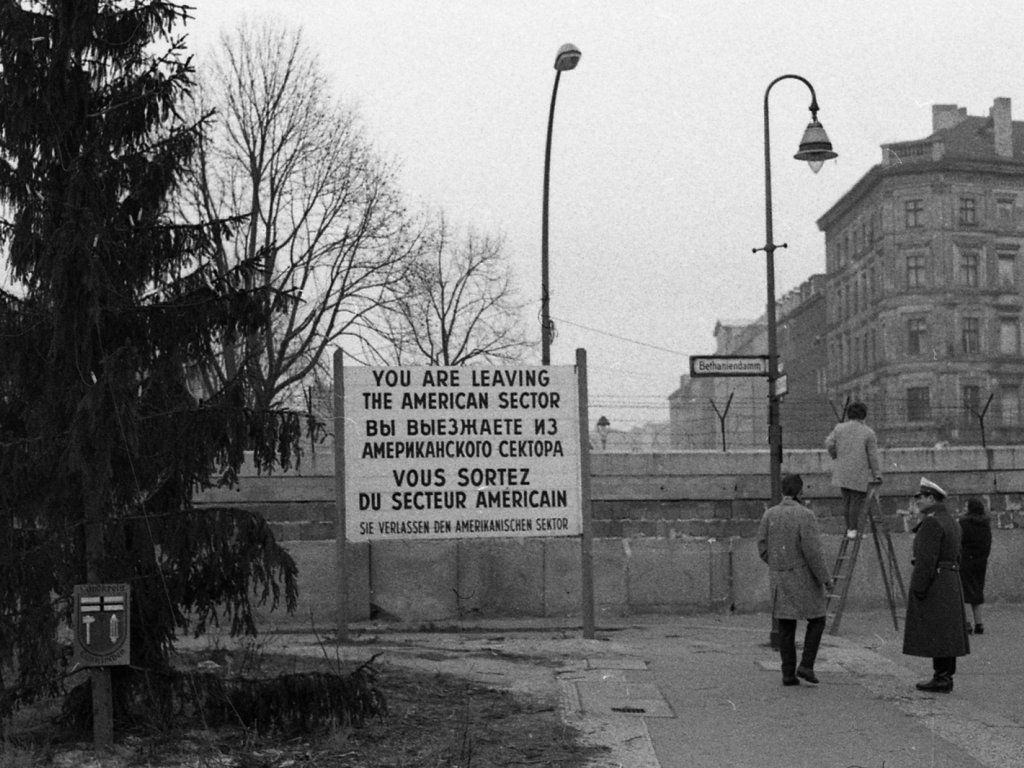 Mit Leitern versuchen West-Berliner trotz der erhöhten Mauer Kontakt zu Ihren Angehörigen nach Ost-Berlin aufzunehmen; Aufnahmedatum unbekannt Mit Leitern versuchen West-Berliner trotz der erhöhten Mauer Kontakt zu Ihren Angehörigen nach Ost-Berlin aufzunehmen; Aufnahmedatum unbekannt