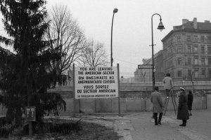 Mit Leitern versuchen West-Berliner trotz der erhöhten Mauer Kontakt zu Ihren Angehörigen nach Ost-Berlin aufzunehmen; Aufnahmedatum unbekannt