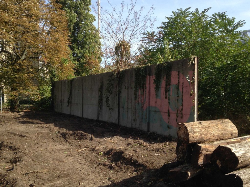 Hinterlandmauer im Grenzgebiet zwischen Berlin-Mitte und Berlin-Wedding nördlich der Ida-von-Arnim-Str., nahe dem ehemaligen Grenzübergang Chausseestraße; Aufnahme 2018 Hinterlandmauer im Grenzgebiet zwischen Berlin-Mitte und Berlin-Wedding nördlich der Ida-von-Arnim-Str., nahe dem ehemaligen Grenzübergang Chausseestraße; Aufnahme 2018
