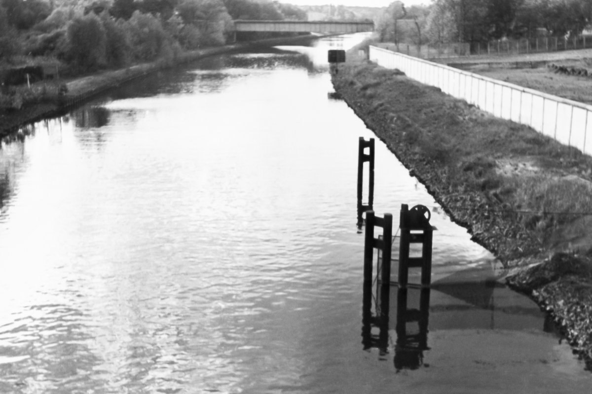 Teltowkanal, ehemaliger DDR-Wasser-Grenzübergang Dreilinden, Blick auf die stillgelegte Autobahnbrücke des alten AVUS-Zubringers, Aufnahme 1980er Jahre Teltowkanal, ehemaliger DDR-Wasser-Grenzübergang Dreilinden, Blick auf die stillgelegte Autobahnbrücke des alten AVUS-Zubringers, Aufnahme 1980er Jahre