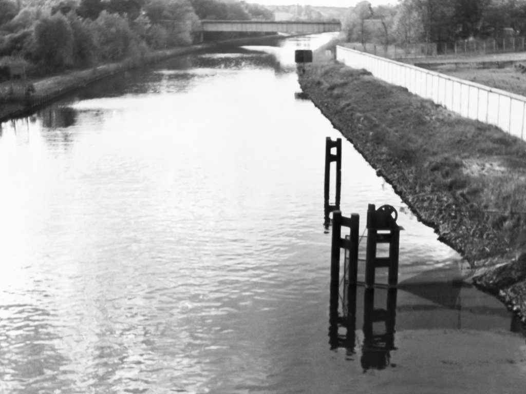 Teltowkanal, ehemaliger DDR-Wasser-Grenzübergang Dreilinden, Blick auf die stillgelegte Autobahnbrücke des alten AVUS-Zubringers, Aufnahme 1980er Jahre