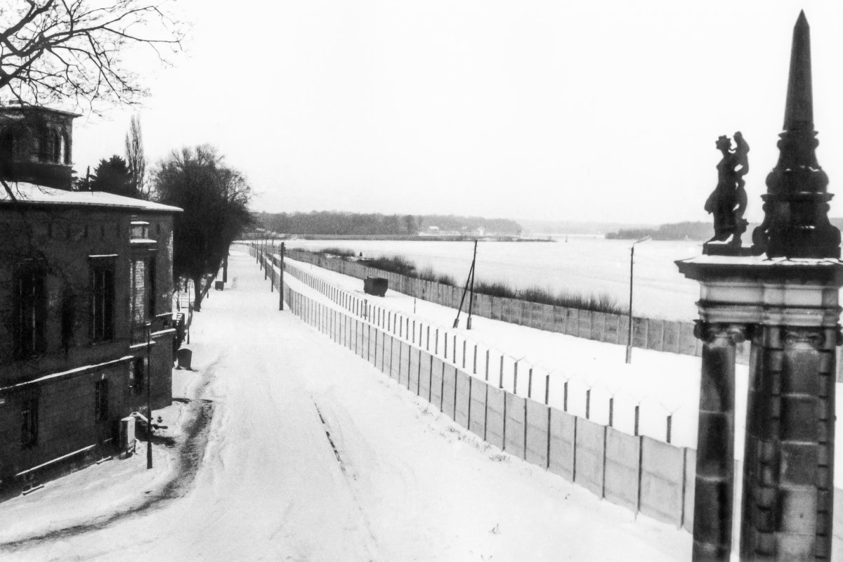 Villa Schöningen an der Glienicker Brücke, Blick in Richtung Schwanenallee, Aufnahme 1980er Jahre