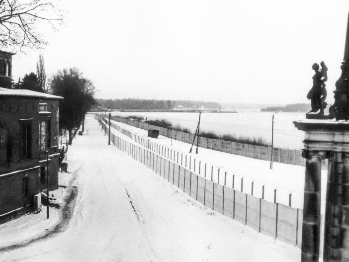 Villa Schöningen an der Glienicker Brücke, Blick in Richtung Schwanenallee, Aufnahme 1980er Jahre