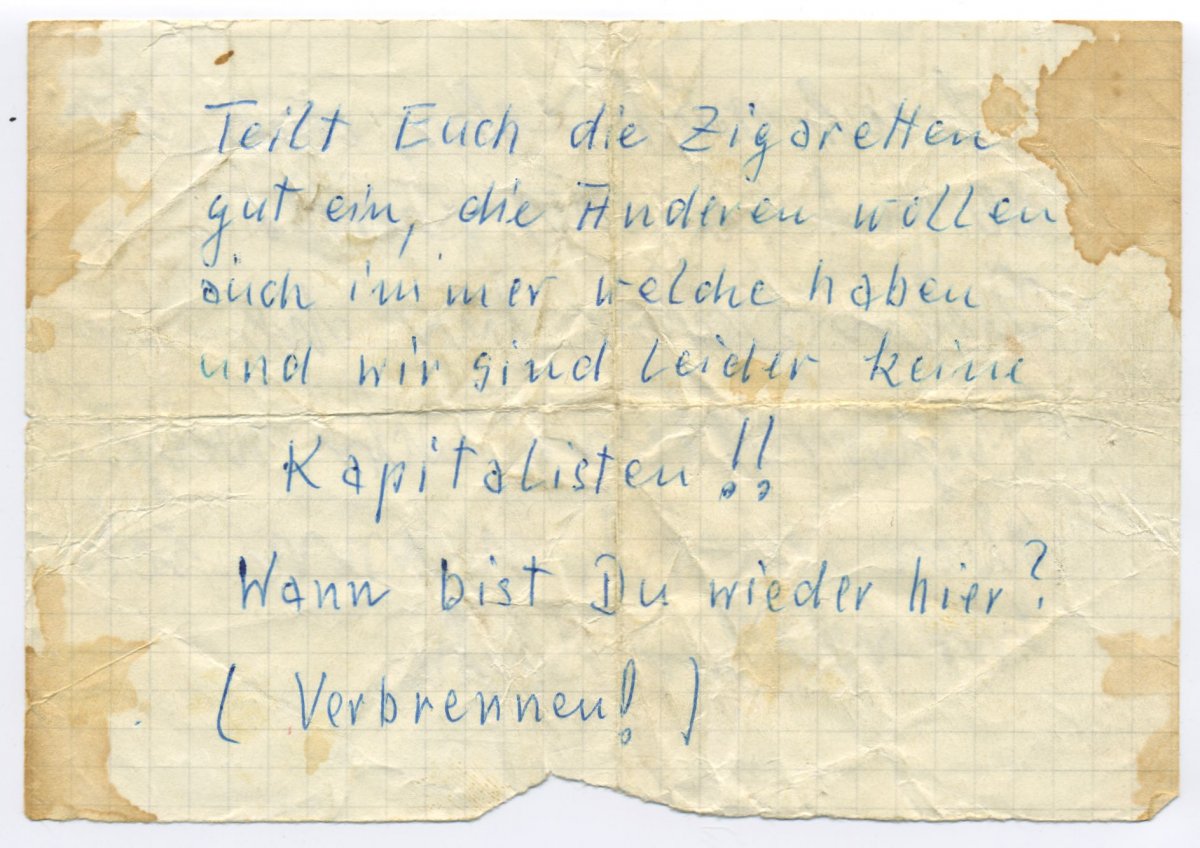 "Teilt euch die Zigaretten gut ein, die Anderen wollen auch immer welche haben und wir sind leider keine Kapitalisten!! Wann bist Du wieder hier? (Verbrennen!)"