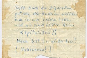 "Teilt euch die Zigaretten gut ein, die Anderen wollen auch immer welche haben und wir sind leider keine Kapitalisten!! Wann bist Du wieder hier? (Verbrennen!)"