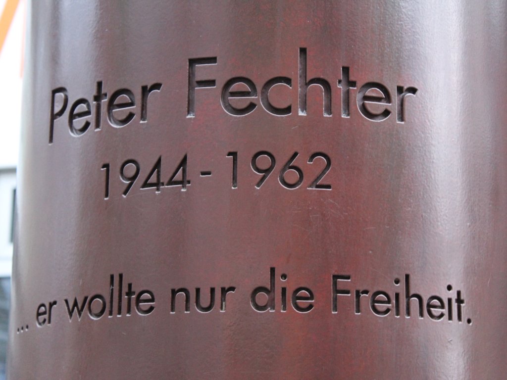 Nahaufnahme der Inschrift auf der Vorderseite der Säule: Peter Fechter 1944 – 1962 …er wollte nur die Freiheit.