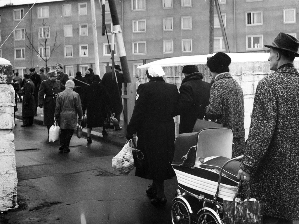 Der RIAS-Fotograf Karl-Heinz Schubert dokumentierte die ersten Besuche der West-Berliner Verwandten an den Grenzübergängen Sonnenallee und Oberbaumbrücke, Dezember 1963