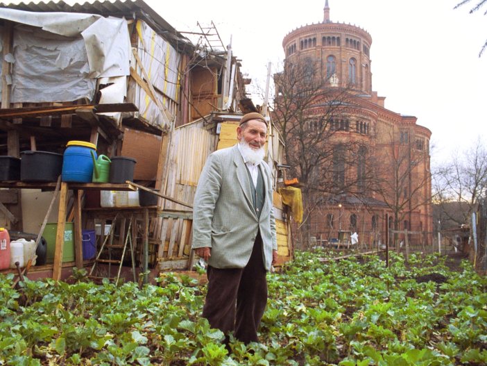 Osman Kalin vor seinem „Baumhaus“, 23. Februar 2000