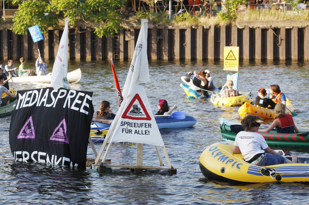 Protestaktion gegen eine Mediaspree-Werbefahrt