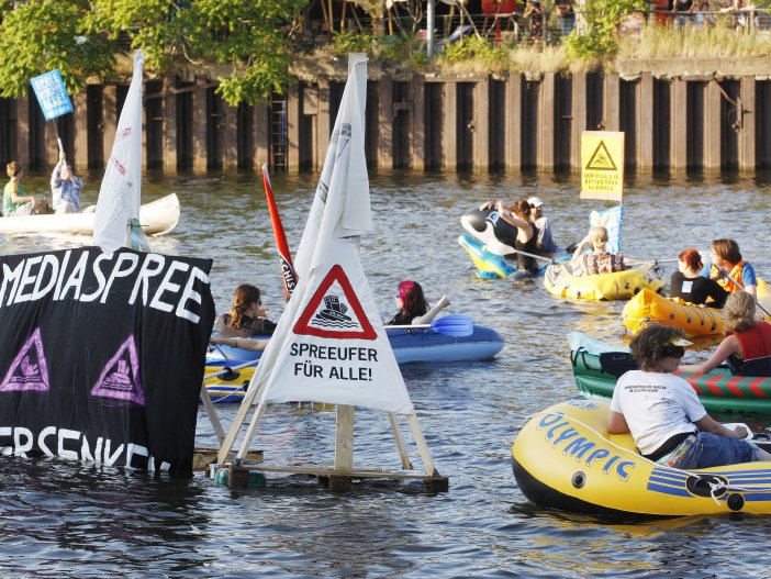 Protestaktion gegen eine Mediaspree-Werbefahrt