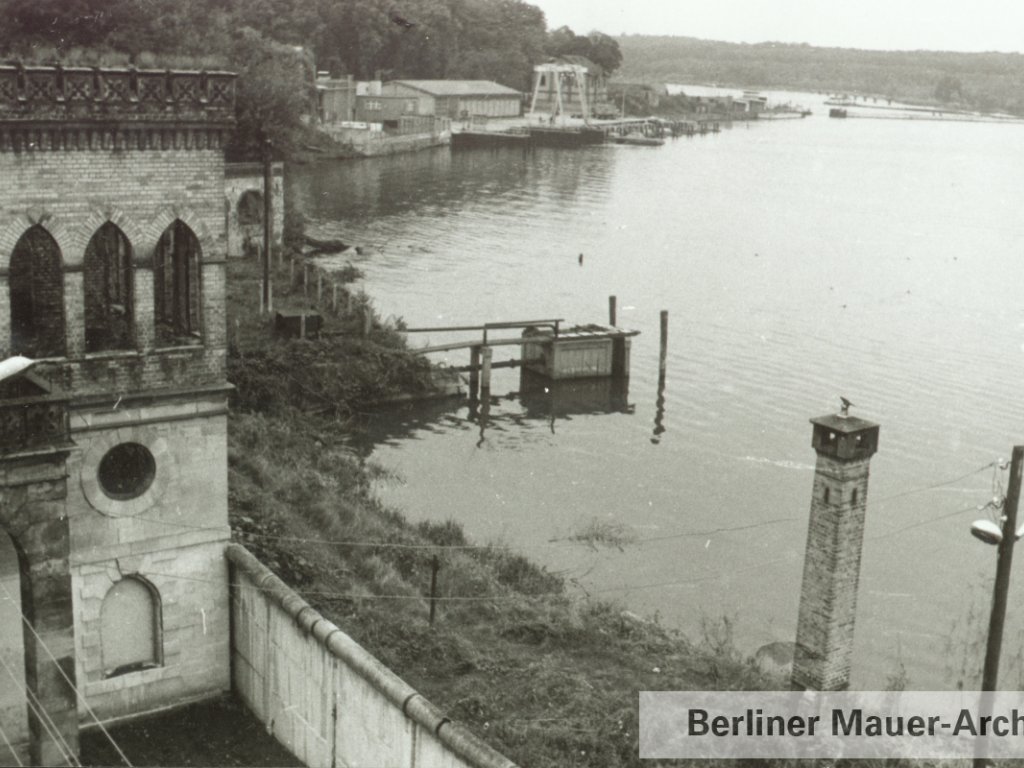 Sperranlagen am Potsdamer Jungfernsee: Meierei mit Blick auf den Hafen der Bootskompanie der DDR-Grenztruppen
