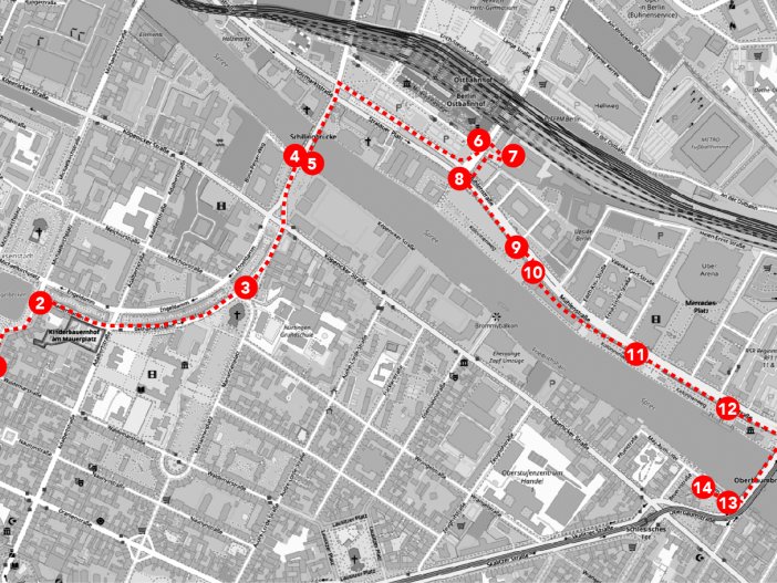 Ausschnitt des Berliner Stadtplanes in schwarzweiß. Die Tour ist mit roten Nummer eingezeichnet von eins bis Vierzehn.