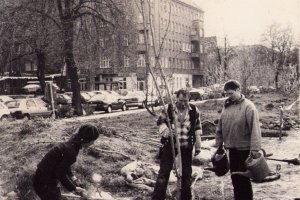 Die Wagend&ouml;rfler beseitigen Bauschutt von abgerissenen Grenzh&auml;usern, der noch im Grenzstreifen liegt