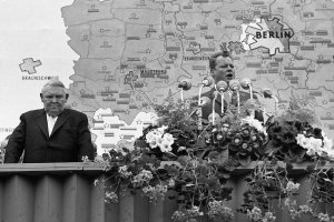 1962: Berlins Regierender B&uuml;rgermeister Willy Brandt spricht am ersten Jahrestag des Mauerbaus vor dem Sch&ouml;neberger Rathaus. In diesen 12 Monaten ist klar geworden, dass die Grenzabriegelung permanent ist. Brandt spricht von der &bdquo;objektiven Niederlage eines Regimes, das seine Leute einmauern musste, damit es nicht ein Regime ohne Volk wurde&ldquo;.
