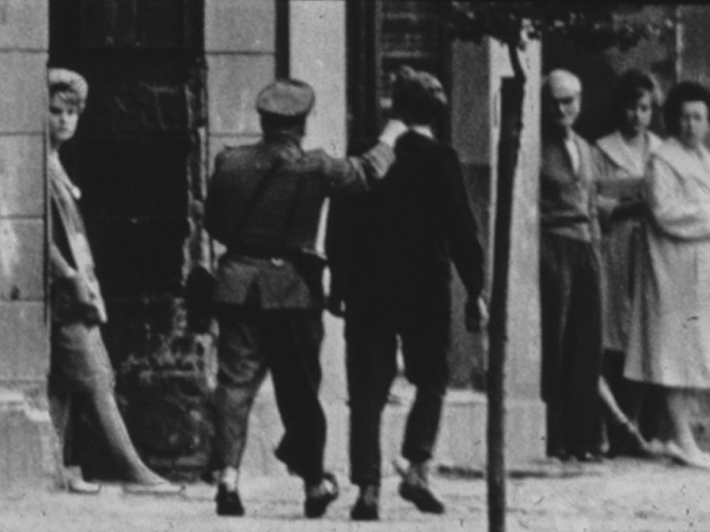 Nicht alle Ostberliner nehmen die Drangsalierungen widerspruchslos hin: Ein sogenannter Provokateur wird abgeführt.