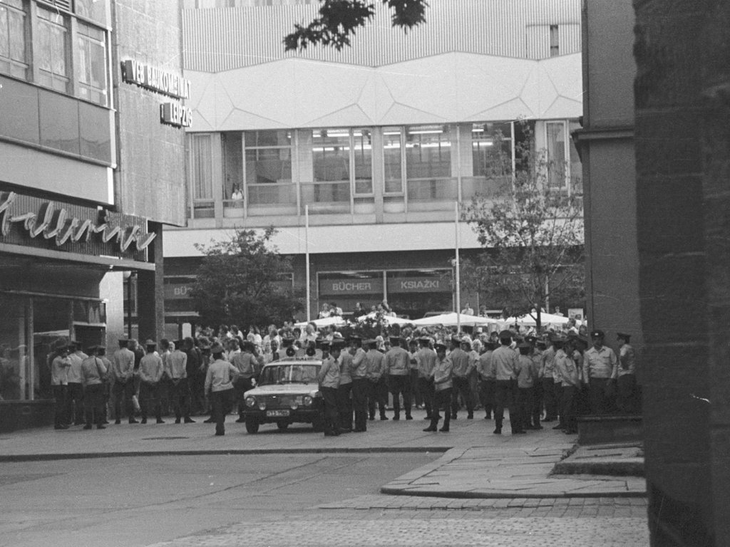 Leipzig am 18. September 1989: Volkspolizei sperrt die Zugangswege zum Nicolaikirchhof ab.