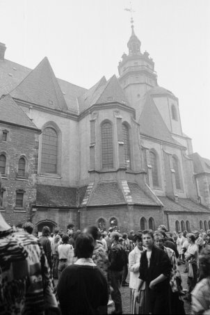 Leipzig am 25. September 1989: Menschen auf dem Hof der Nikolaikirche, kurz vor Beginn der Demonstration