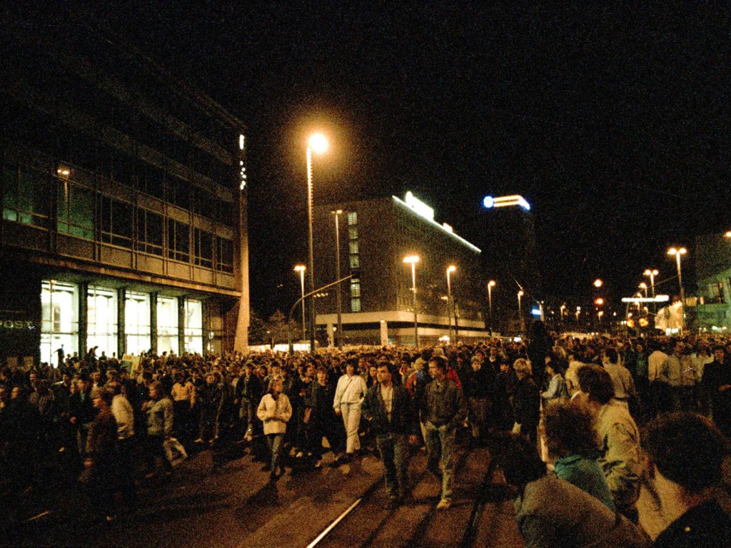 Leipzig am 2. Oktober 1989: Der Demonstrationszug zieht über den Karl-Marx-Platz (heute Augustusplatz) auf den Leipziger Innenstadtring.