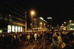 Leipzig am 2. Oktober 1989: Der Demonstrationszug zieht über den Karl-Marx-Platz (heute Augustusplatz) auf den Leipziger Innenstadtring.