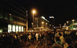 Leipzig am 2. Oktober 1989: Der Demonstrationszug zieht über den Karl-Marx-Platz (heute Augustusplatz) auf den Leipziger Innenstadtring.
