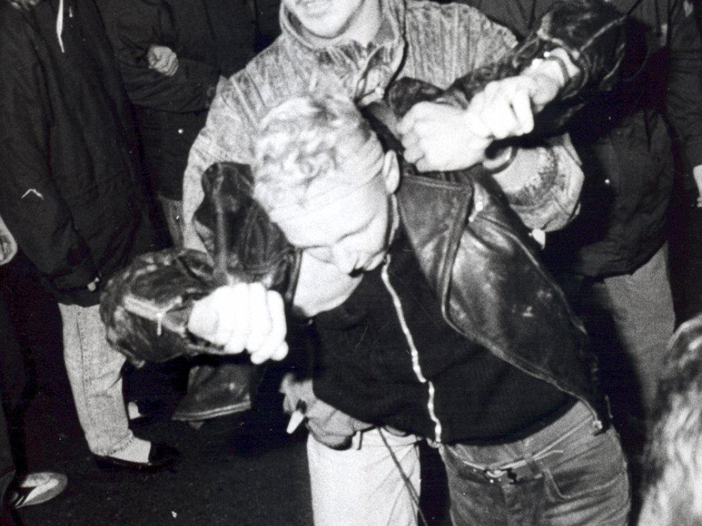 Die DDR-Regierung setzt uniformierte und zivile Ordnungshüter ein, um gegen Demonstranten vorzugehen, 7. Oktober 1989.