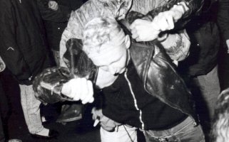 Die DDR-Regierung setzt uniformierte und zivile Ordnungshüter ein, um gegen Demonstranten vorzugehen, 7. Oktober 1989.