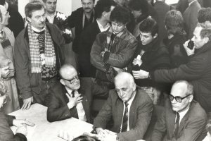 Besetzung der Staatssicherheit in Leipzig: improvisierte Pressekonferenz durch den Leiter der Bezirksbehörde Generalleutnant Hummitzsch (m.), 4. Dezember 1989