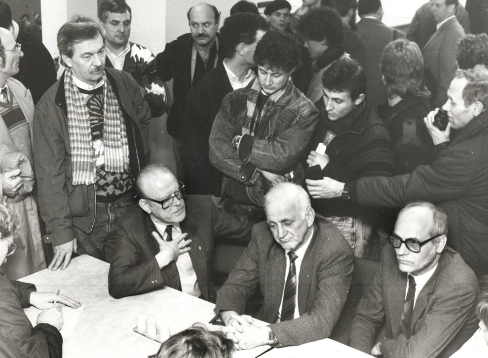 Besetzung der Staatssicherheit in Leipzig: improvisierte Pressekonferenz durch den Leiter der Bezirksbehörde Generalleutnant Hummitzsch (m.), 4. Dezember 1989