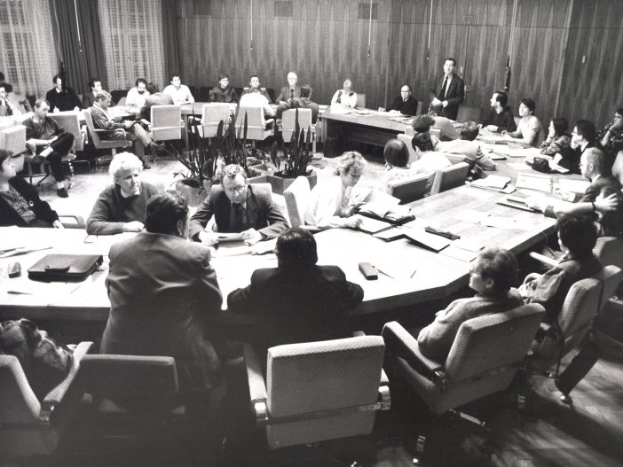 Runder Tisch Leipzig: Der amtierende Ratsvorsitzende, Superintendent Friedrich Magirius spricht über die desolate Wirtschaftslage. Es wird auch über die Auflösung der Staatssicherheit beraten, 18. Januar 1990.