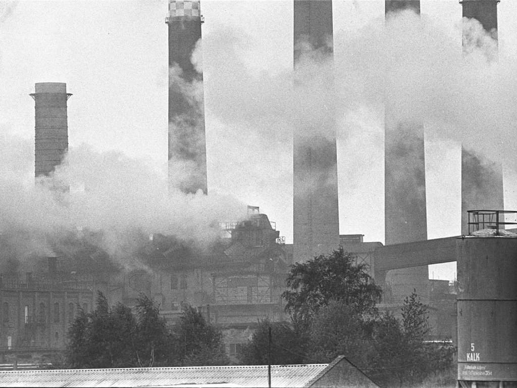 In der 1912/13 gebauten Brikettfabrik des VEB Braunkohleveredelung Lauchhammer funktionieren die Entstaubungsanlagen nicht.