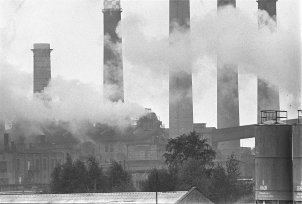 In der 1912/13 gebauten Brikettfabrik des VEB Braunkohleveredelung Lauchhammer funktionieren die Entstaubungsanlagen nicht.