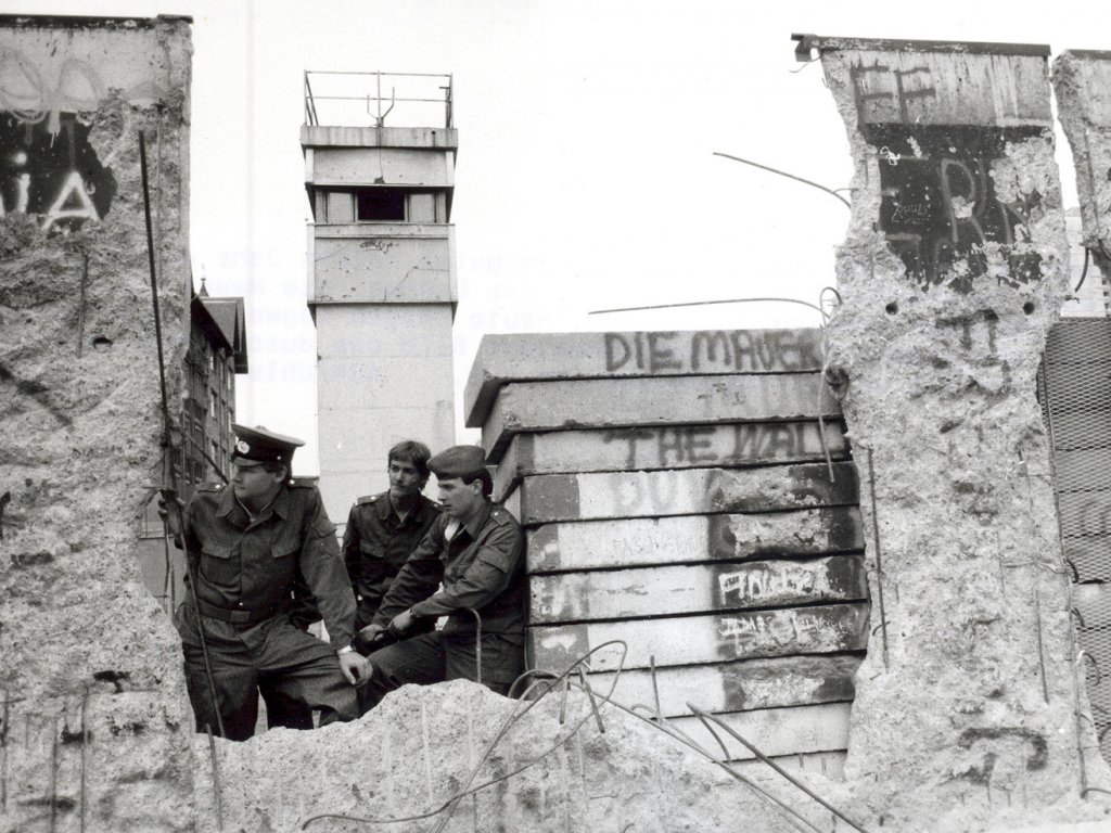 Mauerspechte beschleunigen den Abbau der Mauer, April 1990.