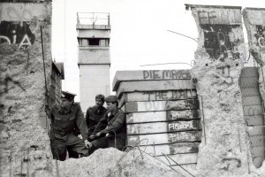 Mauerspechte beschleunigen den Abbau der Mauer, April 1990.