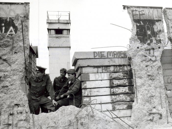 Mauerspechte beschleunigen den Abbau der Mauer, April 1990.