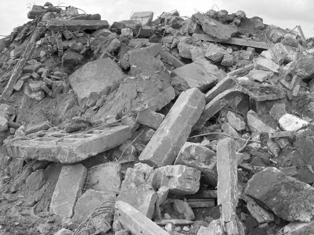 Mauerreste-Deponie einer Recyclinganlage in Ladeburg bei Bernau (nördlich von Berlin) Mauerreste-Deponie einer Recyclinganlage in Ladeburg bei Bernau (nördlich von Berlin)