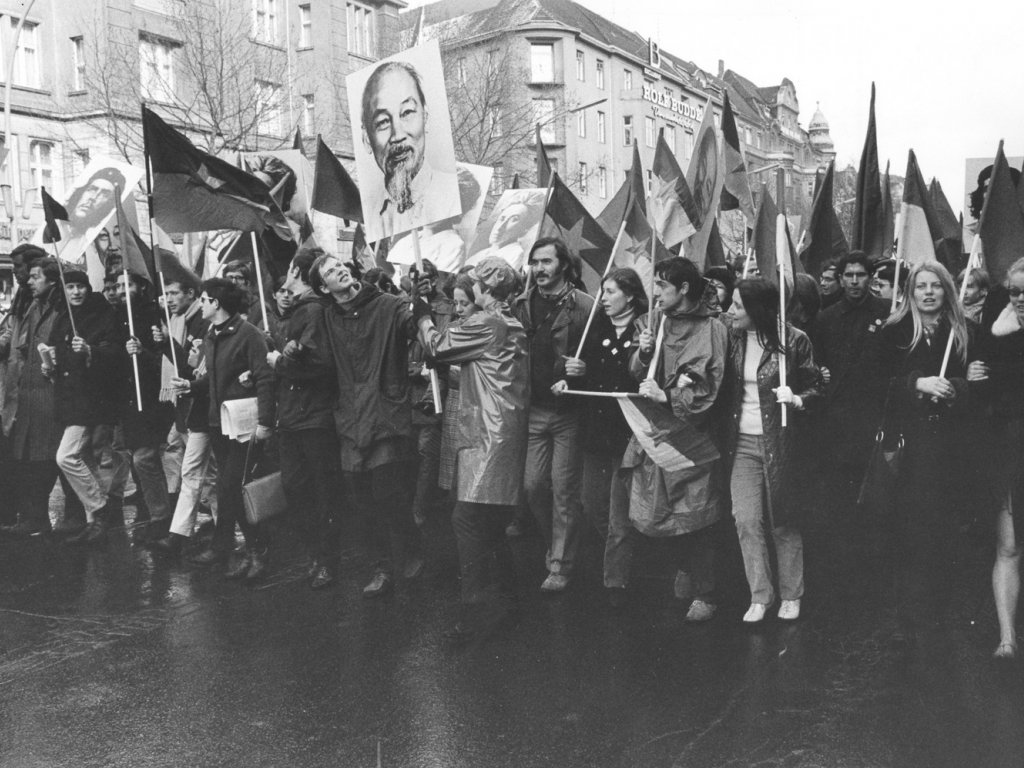 Demonstration auf dem Kurfürstendamm gegen den Vietnam-Krieg, 18. Februar 1968