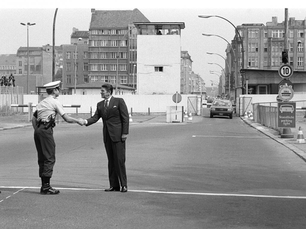 Ronald Reagan begrüßt einen Wachsoldaten der US-Army am Checkpoint Charlie, 1982.