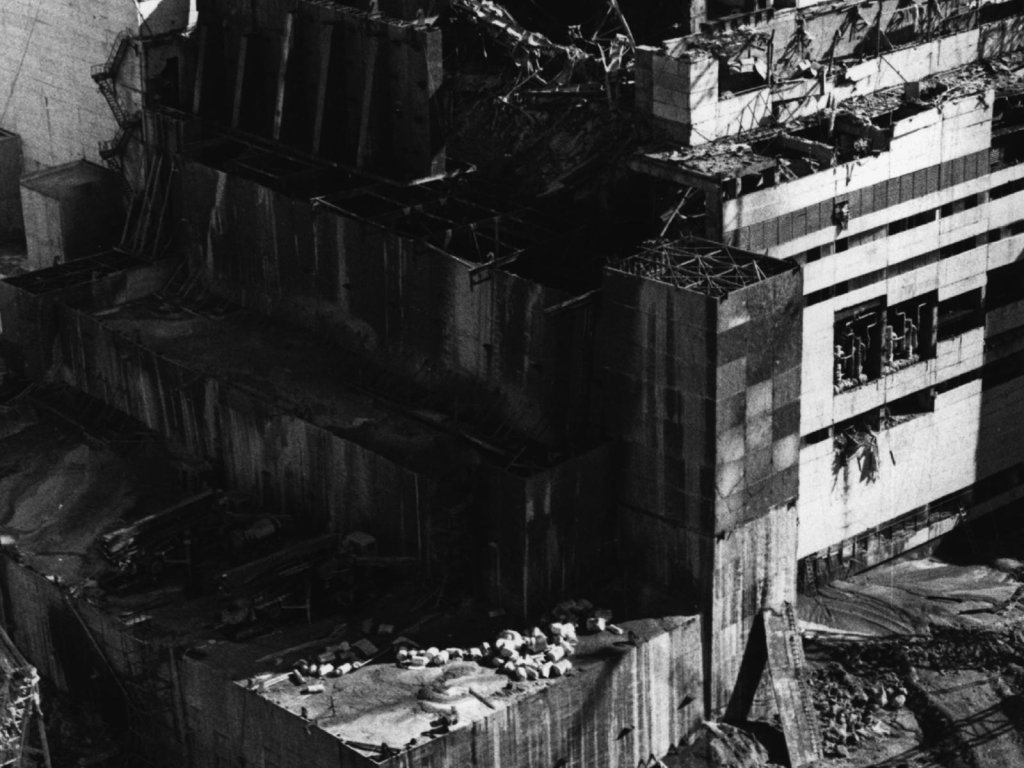 Die Aufnahme zeigt den halb zusammengestürzten eckigen Betonbau des Reaktors.