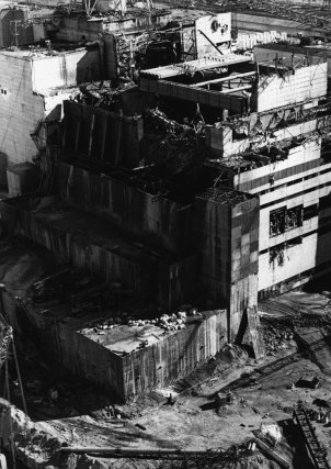 Die Aufnahme zeigt den halb zusammengestürzten eckigen Betonbau des Reaktors.