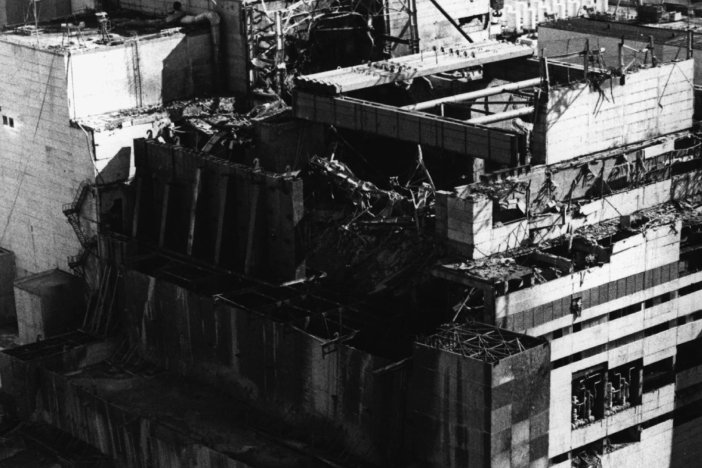 Die Aufnahme zeigt den halb zusammengestürzten eckigen Betonbau des Reaktors.