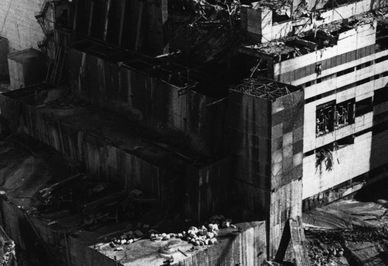 Die Aufnahme zeigt den halb zusammengestürzten eckigen Betonbau des Reaktors.