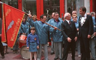 Erich Honecker wird in Neunkirchen (Saarland) von einer Schalmeienkapelle aus Wiebelskirchen - seinem Geburtsort - begrüßt, 1987.