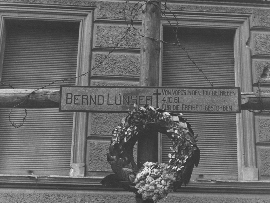 Kreuz für Bernd Lünser an der Sektorengrenze in Berlin-Wedding, Bernauer Straße (Aufnahme 1962)