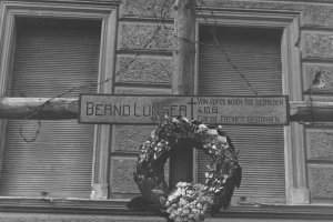 Kreuz für Bernd Lünser an der Sektorengrenze in Berlin-Wedding, Bernauer Straße (Aufnahme 1962)